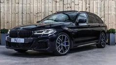 Zwart, metallic lak Gebruikt 2022 BMW 530e M Sport Stationwagen | € 43.500 (Eerlijke prijs)