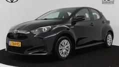 Zwart Gebruikt 2021 Toyota Yaris Hybrid Active Hatchback | € 18.445 (Eerlijke prijs)