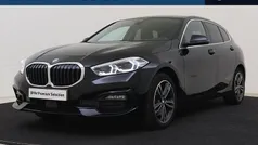 Zwart Gebruikt 2023 BMW 118 Sport Line Hatchback | € 25.495 (Eerlijke prijs)