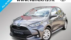 Grijs, metallic lak Gebruikt 2022 Toyota Yaris Hybrid Active Hatchback | € 21.440 (Eerlijke prijs)