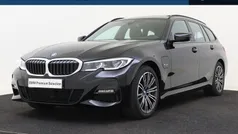 Zwart Gebruikt 2022 BMW 330e Executive Stationwagen | € 39.950 (Eerlijke prijs)