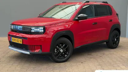 Rood Nieuw 2025 Fiat Grande Panda Icon Hatchback | € 24.895 (Goede deal)