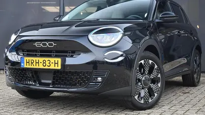 Zwart Gebruikt 2025 Fiat 600 La Prima SUV | € 29.895 (Eerlijke prijs)