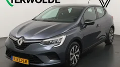 Grijs Gebruikt 2022 Renault Clio V Equilibre Hatchback | € 15.340 (Eerlijke prijs)