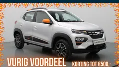 Grijs, metallic lak Gebruikt 2023 Dacia Spring Expression Hatchback | € 14.290 (Eerlijke prijs)