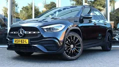 Zwart, metallic lak Gebruikt 2022 Mercedes GLA250 AMG line SUV | € 41.950 (Eerlijke prijs)