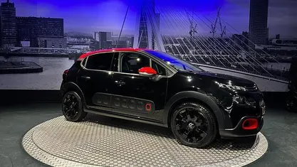 Zwart (metallic) Gebruikt 2017 Citroën C3 PureTech Hatchback | € 9.695 (Eerlijke prijs)