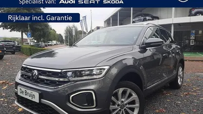 Grijs Gebruikt 2023 VW T-Roc Style SUV | € 30.850 (Eerlijke prijs)
