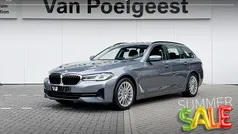 Bluestone metallic (grijs metallic) Gebruikt 2022 BMW 520 Comfort Edition Stationwagen | € 35.750 (Goede deal)