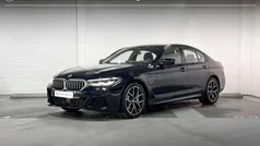 Carbonschwarz metallic (zwart metallic) Gebruikt 2022 BMW 530e Comfort Edition Sedan | € 44.900 (Goede deal)