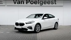 Mineralweiss metallic (wit metallic) Gebruikt 2021 BMW 218 Executive Coupé | € 23.900 (Goede deal)