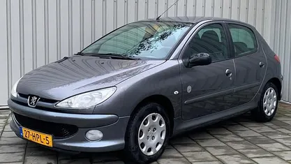 Grijs (metallic) Occasion 2009 Peugeot 206 Hatchback | € 2.945 (Eerlijke prijs)