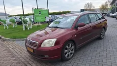 Rood Gebruikt 2004 Toyota Avensis Luna Stationwagen | € 1.199 (Eerlijke prijs)