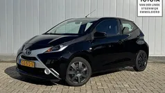 Zwart Gebruikt 2015 Toyota Aygo X-play Hatchback | € 7.750 (Eerlijke prijs)