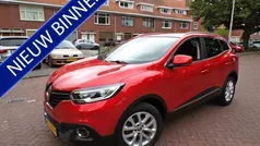 Rood, metallic lak Gebruikt 2017 Renault Kadjar Intens SUV | € 12.944 (Eerlijke prijs)