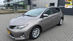 Bruin Gebruikt 2015 Toyota Auris Hybrid Hatchback | € 11.999 (Eerlijke prijs)