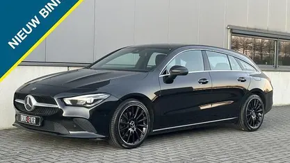 Zwart, metallic lak Gebruikt 2020 Mercedes CLA180 Shooting Brake Stationwagen | € 19.995 (Eerlijke prijs)
