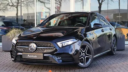 Zwart Occasion 2021 Mercedes A180 AMG line Sedan | € 24.900 (Goede deal)
