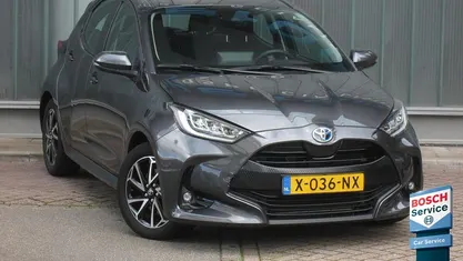 Grijs Occasion 2023 Toyota Yaris Hybrid Hatchback | € 22.950 (Eerlijke prijs)