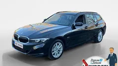 Zwart (metallic) Gebruikt 2023 BMW 320e Stationwagen | € 31.440 (Goede deal)