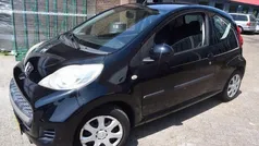 Zwart, metallic lak Gebruikt 2010 Peugeot 107 Hatchback | € 2.999 (Eerlijke prijs)