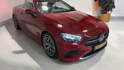 Rood Occasion 2021 Mercedes E200 AMG line Cabriolet | € 49.850 (Goede deal)