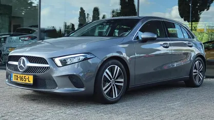 Grijs, metallic lak Gebruikt 2018 Mercedes A180 Premium Hatchback | € 19.900 (Eerlijke prijs)