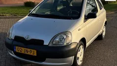 Grijs, metallic lak Gebruikt 2002 Toyota Yaris Hatchback | € 1.249 (Eerlijke prijs)