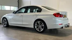 Wit, metallic lak Gebruikt 2014 BMW 316 Sport Line Sedan | € 14.950 (Eerlijke prijs)