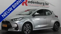 Grijs, metallic lak Gebruikt 2022 Toyota Yaris Hatchback | € 21.945 (Eerlijke prijs)