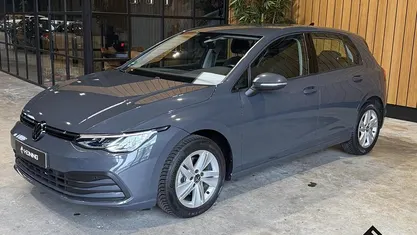 Grijs Gebruikt 2022 VW Golf VIII Life Hatchback | € 21.950 (Eerlijke prijs)