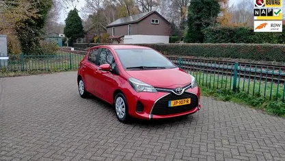 Rood (metallic) Gebruikt 2016 Toyota Yaris Hatchback | € 9.950 (Eerlijke prijs)