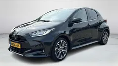 Zwart Gebruikt 2023 Toyota Yaris Hybrid Executive Hatchback | € 25.650 (Eerlijke prijs)