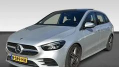 Grijs, metallic lak Gebruikt 2020 Mercedes B180 Premium MPV | € 24.930 (Eerlijke prijs)