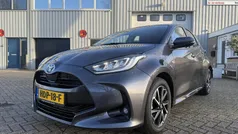 Grijs, metallic lak Gebruikt 2024 Toyota Yaris Hybrid Active Hatchback | € 22.950 (Eerlijke prijs)