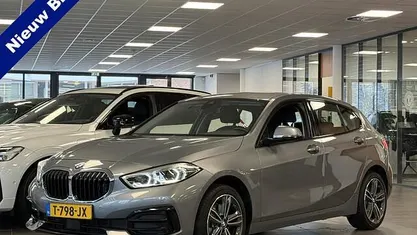 Grijs (metallic) Occasion 2023 BMW 118 Comfort Edition Hatchback | € 24.395 (Goede deal)