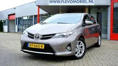 Bruin, metallic lak Gebruikt 2013 Toyota Auris Hatchback | € 10.450 (Eerlijke prijs)