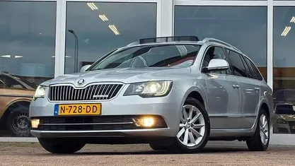 Grijs Gebruikt 2015 Skoda Superb Stationwagen | € 9.494 (Eerlijke prijs)