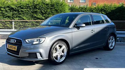 Grijs Gebruikt 2018 Audi A3 Sportback Sport Hatchback | € 18.395 (Eerlijke prijs)