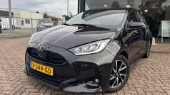 Zwart Gebruikt 2023 Toyota Yaris Hybrid Hatchback | € 22.995 (Eerlijke prijs)