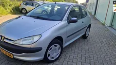 Grijs, metallic lak Gebruikt 2002 Peugeot 206 Hatchback | € 950 (Eerlijke prijs)
