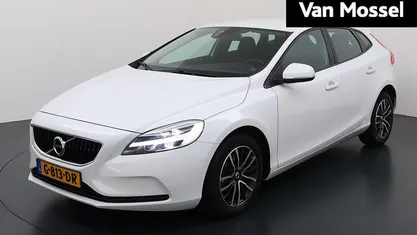 Wit Gebruikt 2019 Volvo V40 Hatchback | € 17.940 (Eerlijke prijs)