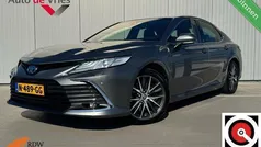 Grijs, metallic lak Gebruikt 2021 Toyota Camry Executive Sedan | € 33.995 (Eerlijke prijs)