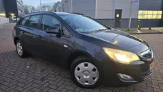 Zwart, metallic lak Gebruikt 2013 Opel Astra Design Edition Stationwagen | € 4.150 (Eerlijke prijs)