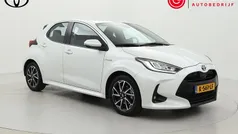 Wit Gebruikt 2021 Toyota Yaris Hybrid Hatchback | € 20.999 (Eerlijke prijs)