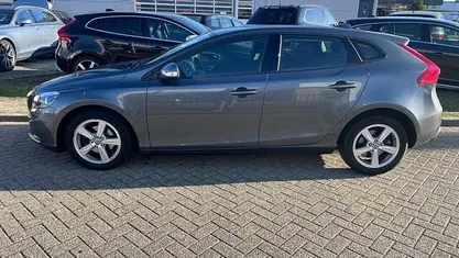 Grijs (metallic) Gebruikt 2013 Volvo V40 Kinetic Hatchback | € 6.750 (Eerlijke prijs)