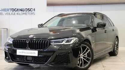 Zwart Gebruikt 2023 BMW 530e Comfort Edition Stationwagen | € 44.950 (Eerlijke prijs)