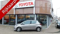 Bruin, metallic lak Gebruikt 2015 Toyota Yaris Hatchback | € 12.250 (Eerlijke prijs)