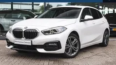 Wit Gebruikt 2022 BMW 118 Sport Line Hatchback | € 24.950 (Eerlijke prijs)