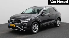 Zwart Gebruikt 2024 VW T-Roc Life SUV | € 27.700 (Eerlijke prijs)